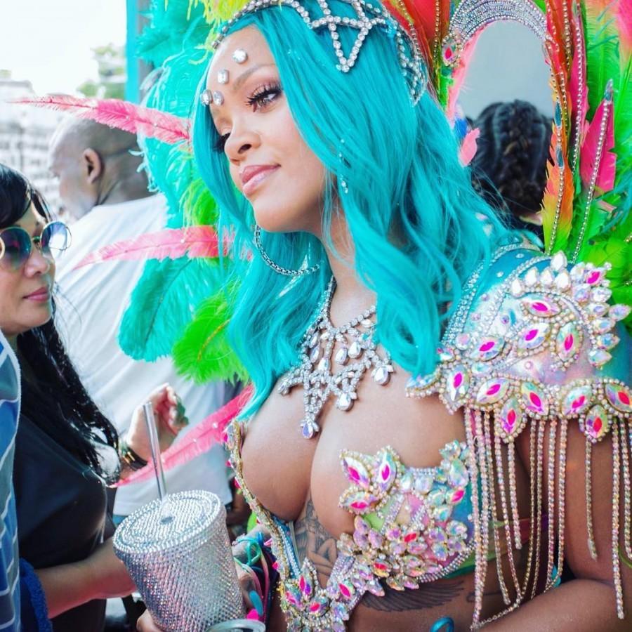 Rihanna S Sizzling Bejewelled Bikini Picture Sparks Backlash For Using Photoshop Photos Images