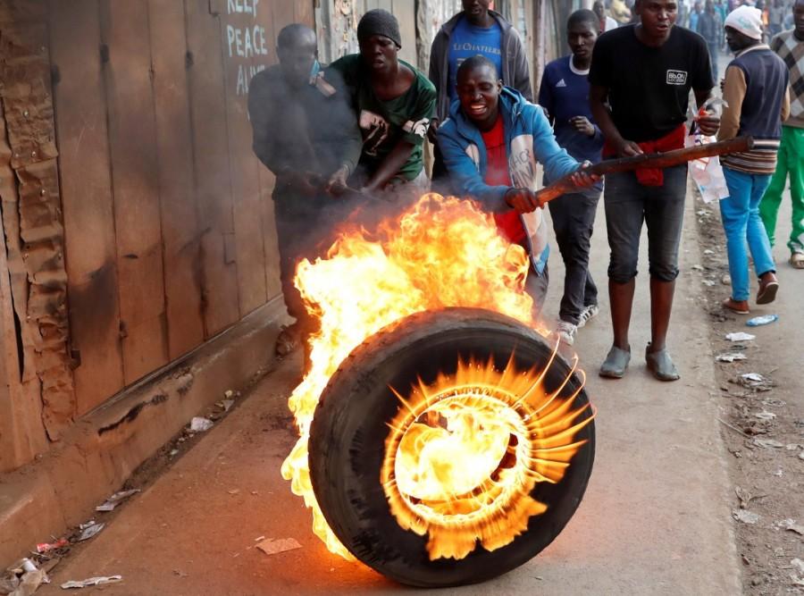 Supporters of opposition leader Raila Odinga set up flaming tyre barricade in Kibera slum in Nairobi, Kenya, August 9, 2017. Raila Odinga,Kenya fake results,Kenya election,Kenya election fake results,Kenya's opposition leader Raila Odinga