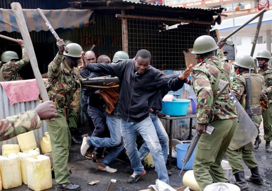 Anti riot policemen beat protesters to disperse them in Mathare, in Nairobi, Kenya August 9, 2017. Raila Odinga,Kenya fake results,Kenya election,Kenya election fake results,Kenya's opposition leader Raila Odinga