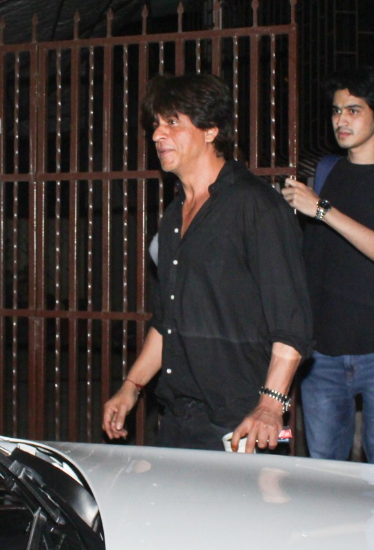 Bollywood actor Shah Rukh Khan spotted at recording studio Bandra. Shah Rukh Khan,Shah Rukh Khan at recording studio,SRK at recording studio,Shah Rukh Khan pics,Shah Rukh Khan images,Shah Rukh Khan stills,Shah Rukh Khan pictures,Shah Rukh Khan phoots
