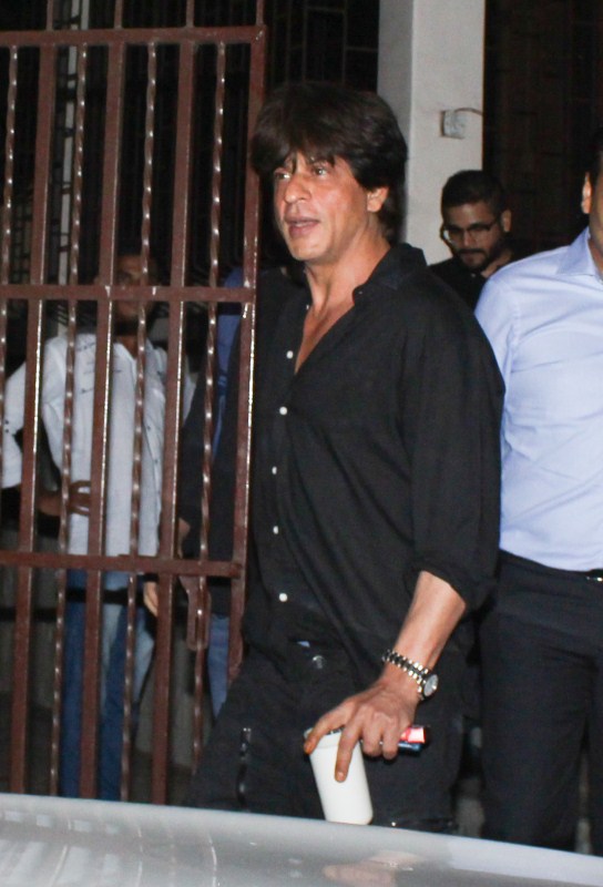 Bollywood film actor Shah Rukh Khan spotted at recording studio Bandra. Shah Rukh Khan,Shah Rukh Khan at recording studio,SRK at recording studio,Shah Rukh Khan pics,Shah Rukh Khan images,Shah Rukh Khan stills,Shah Rukh Khan pictures,Shah Rukh Khan phoots