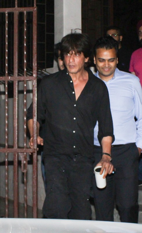 Bollywood actor Shah Rukh Khan spotted at recording studio Bandra, Mumbai. Shah Rukh Khan,Shah Rukh Khan at recording studio,SRK at recording studio,Shah Rukh Khan pics,Shah Rukh Khan images,Shah Rukh Khan stills,Shah Rukh Khan pictures,Shah Rukh Khan phoots