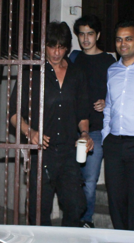 Bollywood actor Shah Rukh Khan spotted at recording studio Bandra, Mumbai on 9th August 2017. Shah Rukh Khan,Shah Rukh Khan at recording studio,SRK at recording studio,Shah Rukh Khan pics,Shah Rukh Khan images,Shah Rukh Khan stills,Shah Rukh Khan pictures,Shah Rukh Khan phoots