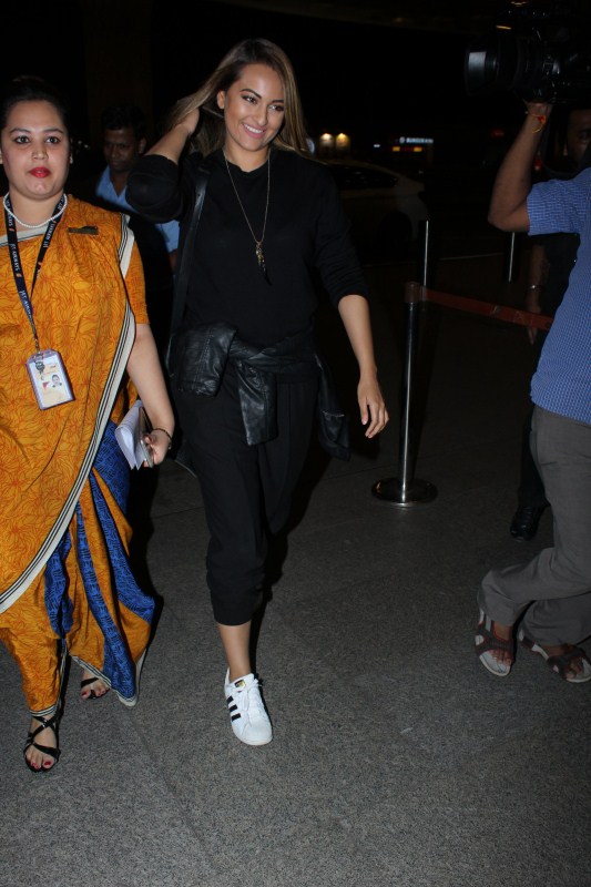 Bollywood film actress Sonakshi Sinha snapped at Mumbai Airport. Sonakshi Sinha,Sonakshi Sinha at Mumbai Airport,Sonakshi Sinha spotted at Airport,Sonakshi Sinha at Airport,Sonakshi Sinha in black dress,Sonakshi Sinha pics,Sonakshi Sinha images,Sonakshi Sinha stills,Sonakshi Sinha pictures,Sonakshi Sinha photos