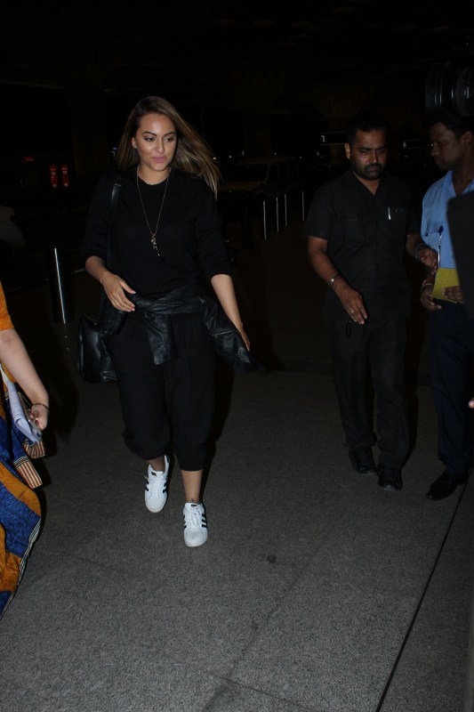 Sonakshi Sinha spotted at Chhatrapati Shivaji Maharaj International Airport in Mumbai. Sonakshi Sinha,Sonakshi Sinha at Mumbai Airport,Sonakshi Sinha spotted at Airport,Sonakshi Sinha at Airport,Sonakshi Sinha in black dress,Sonakshi Sinha pics,Sonakshi Sinha images,Sonakshi Sinha stills,Sonakshi Sinha pictures,Sonakshi Sinha photos