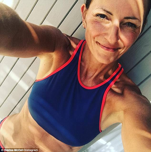 English television presenter Davina McCall flaunts her washboard abs. Davina McCall,Davina McCall abs,Davina McCall washboard abs,Model Davina McCall