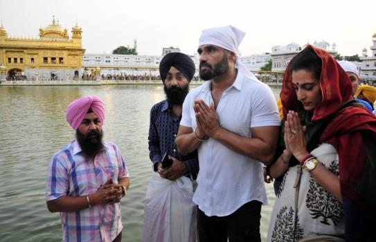 Suniel Shetty pays obeisance at the Golden Temple.