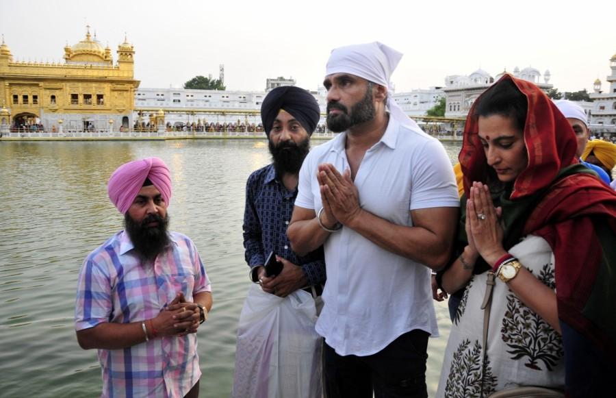 Suniel Shetty pays obeisance at the Golden Temple. Suniel Shetty,Suniel Shetty at Golden Temple,Suniel Shetty visits Golden Temple,actor Suniel Shetty