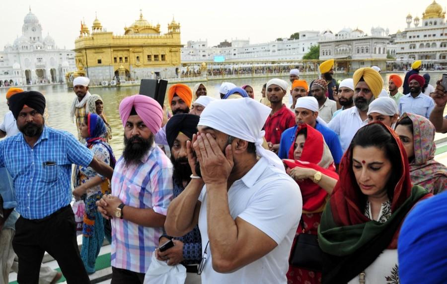 Suniel Shetty pays obeisance at the Golden Temple in Amritsar. Suniel Shetty,Suniel Shetty at Golden Temple,Suniel Shetty visits Golden Temple,actor Suniel Shetty