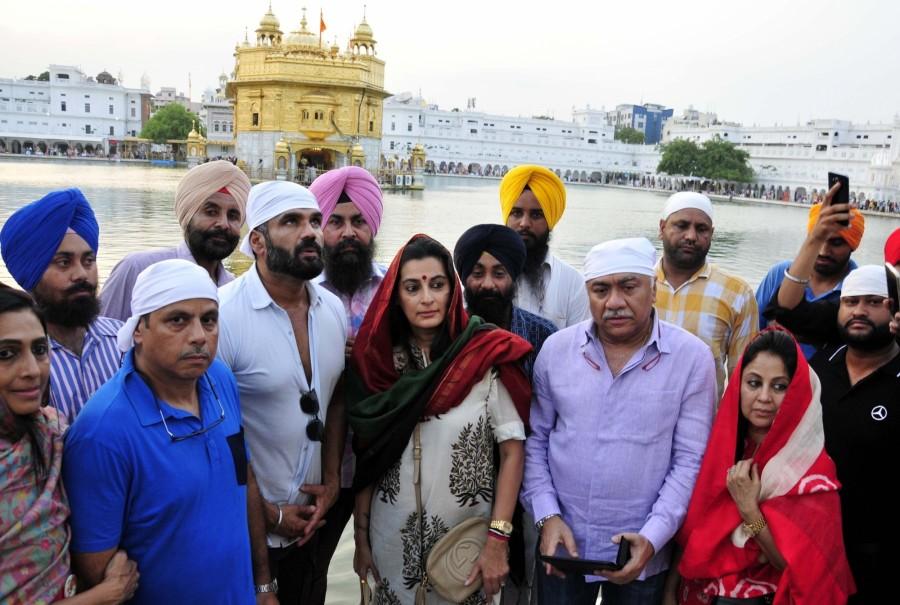 Actor Suniel Shetty pays obeisance at the Golden Temple in Amritsar. Suniel Shetty,Suniel Shetty at Golden Temple,Suniel Shetty visits Golden Temple,actor Suniel Shetty