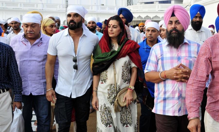 Suniel Shetty pays obeisance at the Golden Temple in Amritsar, on Aug 11, 2017. Suniel Shetty,Suniel Shetty at Golden Temple,Suniel Shetty visits Golden Temple,actor Suniel Shetty