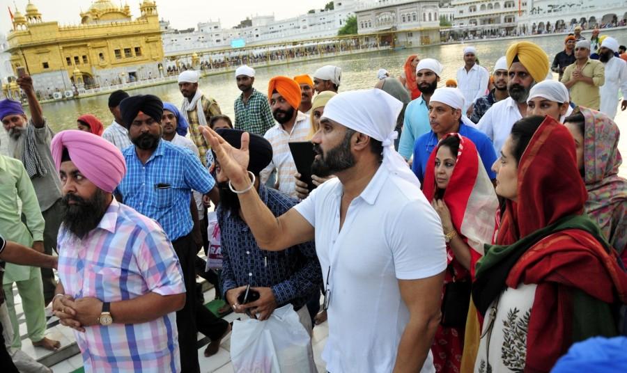 Actor Suniel Shetty pays obeisance at the Golden Temple in Amritsar, on Aug 11, 2017. Suniel Shetty,Suniel Shetty at Golden Temple,Suniel Shetty visits Golden Temple,actor Suniel Shetty
