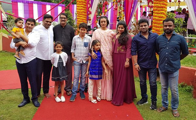 Superstar Mahesh Babu's yet-untitled Telugu film, to be directed by Vamshi Paidipally, was launched here on Monday. The project, Mahesh's 25th film, will mark his first time collaboration with director Vamshi. The film is being jointly bankrolled by Dil Raju and Aswini Dutt. Talking to IANS earlier this year, Paidipally had said: "Mahesh is very excited about the film. When he heard the first narration, he was ready to go ahead. It's going to be a big film in both of our careers." Mahesh Babu,Superstar Mahesh Babu,Mahesh Babu's 25th film,Vamshi Paidipally,Pooja Hegde,Devi Sri Prasad