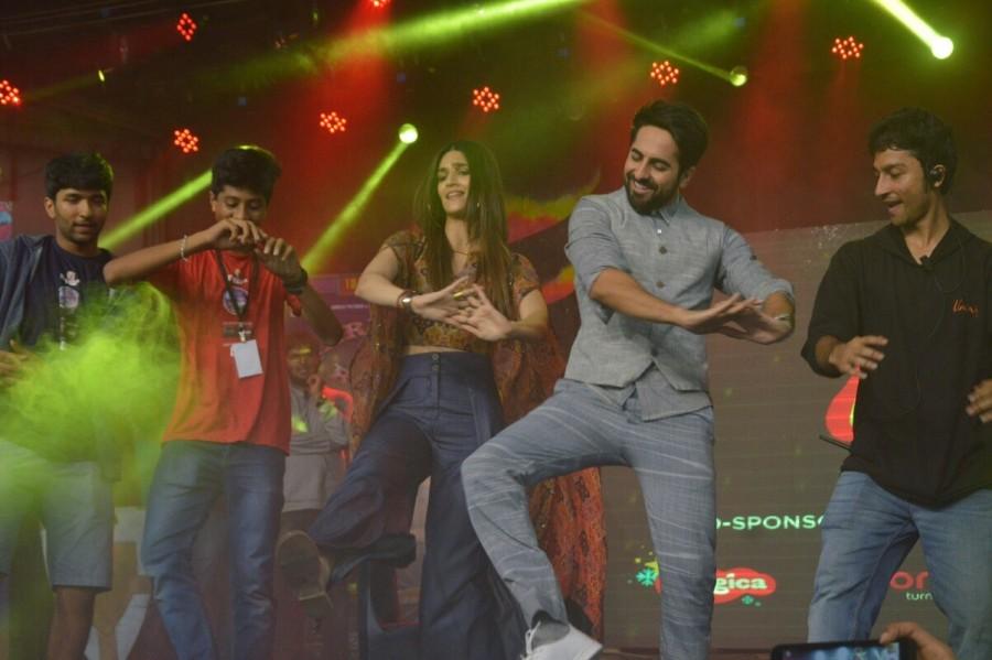 Both the stars thanked the students for welcoming them to their college fest. Kriti Sanon and Ayushmann Khurrana both then had a light hearted interaction with the students. Some students got a chance to shake a leg with Kriti on a song from the film, while on the other hand, Ayushmann Khurrana sang Nazm Nazm for two girls and also danced with them. Kriti Sanon and Ayushmann Khurrana,Kriti Sanon,Ayushmann Khurrana,Bareilly Ki Barfi,Bareilly Ki Barfi promotion,Bareilly Ki Barfi movie promotion