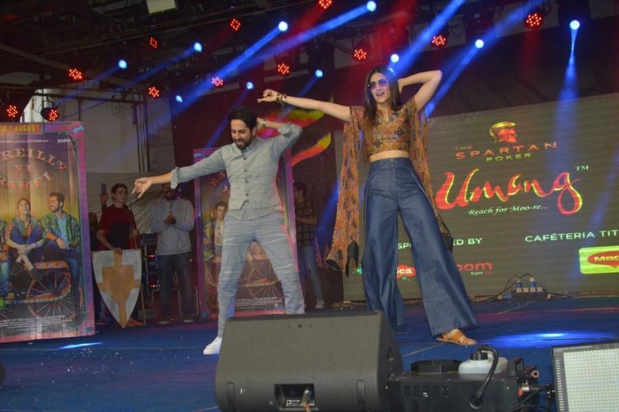 The actors also clicked a group selfie with all the students present at the auditorium. The event ended on a good note with Ayushmann and Kriti thanking the students and wish them good luck in all their endeavors. Bareilly Ki Barfi features Kriti Sanon alongside Ayushmann Khurrana and Rajkummar Rao in the lead. Kriti Sanon and Ayushmann Khurrana,Kriti Sanon,Ayushmann Khurrana,Bareilly Ki Barfi,Bareilly Ki Barfi promotion,Bareilly Ki Barfi movie promotion