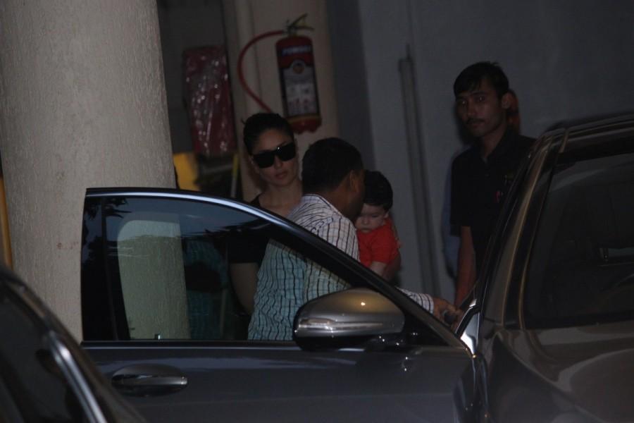 Actress Kareena Kapoor spotted with his son Taimur at Babita's House. Kareena Kapoor,Kareena Kapoor Khan,Kareena Kapoor with Son,Kareena Kapoor with Son Taimur,Taimur Ali Khan,Taimur at Babita's House