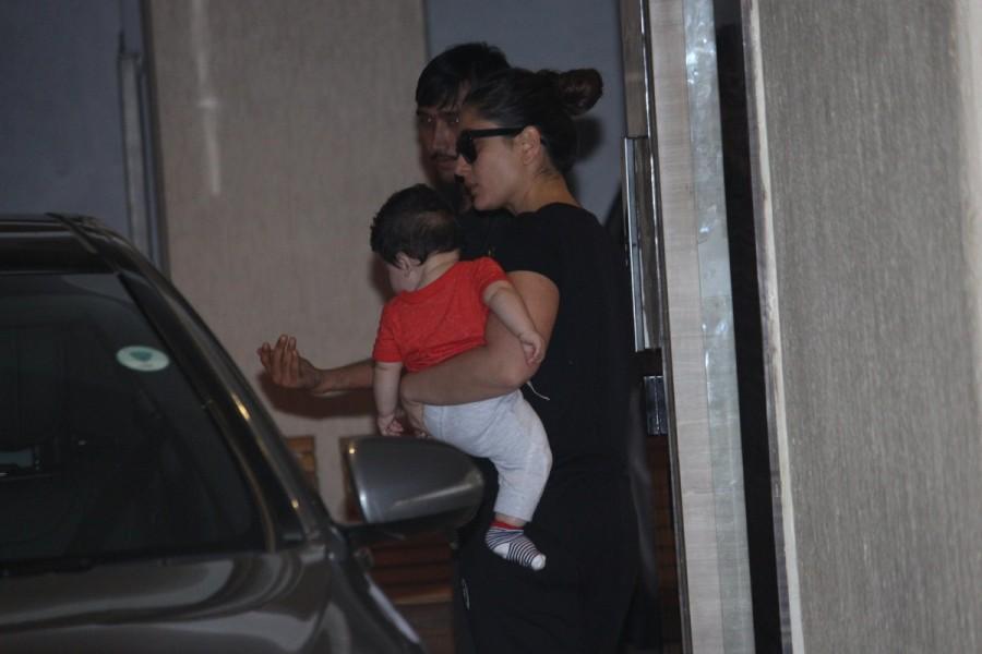 Kareena Kapoor Khan spotted with his son Taimur at Babita's House. Kareena Kapoor,Kareena Kapoor Khan,Kareena Kapoor with Son,Kareena Kapoor with Son Taimur,Taimur Ali Khan,Taimur at Babita's House