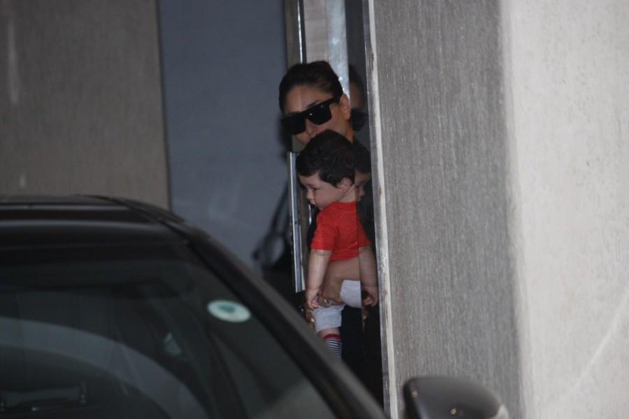 Bollywood actress Kareena Kapoor Khan spotted with his son Taimur at Babita's House. Kareena Kapoor,Kareena Kapoor Khan,Kareena Kapoor with Son,Kareena Kapoor with Son Taimur,Taimur Ali Khan,Taimur at Babita's House