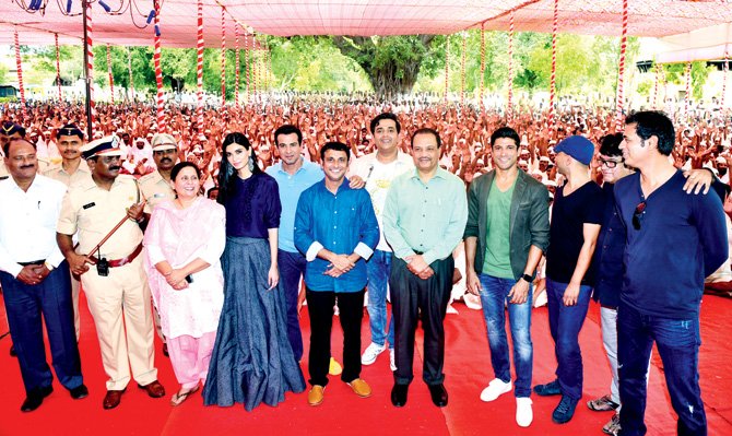 Bollywood actor Farhan Akhtar along with the co-stars of "Lucknow Central" launched a new song from the upcoming film before 4,000 inmates at the Yerwada Central Jail here. They got together at the jail premises on the 71st Independence Day on Tuesday. It turned out to be a special day not only for the inmates who got an opportunity to watch Farhan, also a singer, singing live for them, but also a heart warming moment for the team of "Lucknow Central". Director Ranjit Tiwari said to the crowd: "Nothing could have been more apt than sharing the song with you people because the story of our film revolves around four inmates who have a dream of singing." Lucknow Central,Lucknow Central song,Yerwada Central Jail,Farhan Akhtar,Ranjit Tiwari,Director Ranjit Tiwari,Diana Penty,Ronit Roy,Rajesh Sharma,Ravi Kishan