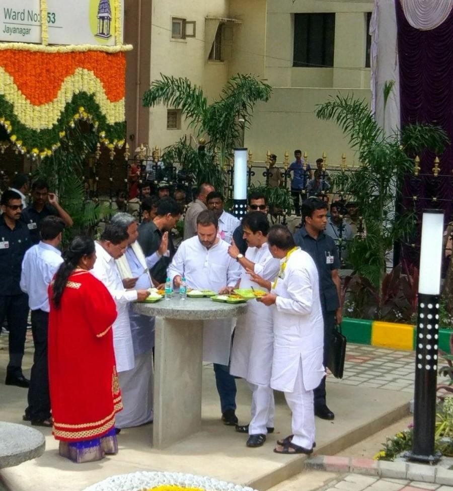 Congress Vice President Rahul Gandhi, Chief Minister Siddaramaiah, city Mayor G. Padmavathi, Karnataka Pradesh Congress Committee President G. Parameshwara had lunch at Indira Canteen. Indira Canteen,namma indira canteen,Rahul Gandhi,Siddaramaiah
