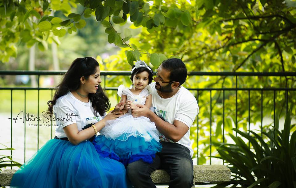 Muktha and Rinku with their daughter Kanmani. Muktha,Muktha family photos,Muktha daughter,Muktha daughter photos,Muktha rinku tomy,rimi tomy,Muktha daughter first birthday