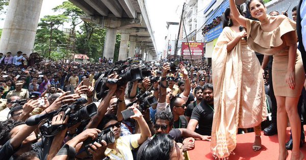 Sunny Leone in Kochi,Sunny Leone,Sunny Leone in Kochi pics,Sunny Leone in Kochi images,Sunny Leone in Kochi stills,Sunny Leone in Kochi pictures