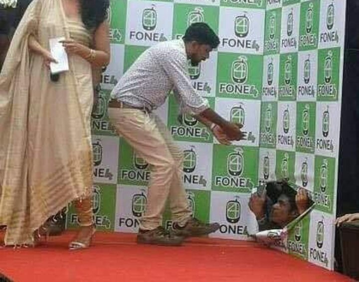 BJP'S meeting at Kerala had 10 ppl, Sunny's arrival had 10 lakh ppl, So what now sunny has all the potential to win elections to become M Sunny Leone,Sunny Leone Khaleesi,Sunny Leone as Khaleesi,Daenerys Targaryen,Sunny Leone in Kochi,Sunny Leone Kochi memes,Sunny Leone Kochi funny pics