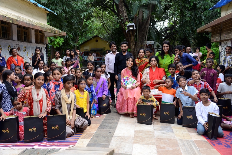 Popular TV actress Sakshi Tanwar created immense buzz and turned heads when as part of the promotional spree for the show “Tyohar Ki Thaali”, the actress literally took the show to her audiences. Sakshi Tanwar's upcoming show Tyohaar Ki Thali airing on 21st August 2017 at 8pm, every Monday on EPIC Channel. Sakshi Tanwar,Tyohaar Ki Thaali,Tyohaar Ki Thaali express,EPIC Channel,TV actress Sakshi Tanwar