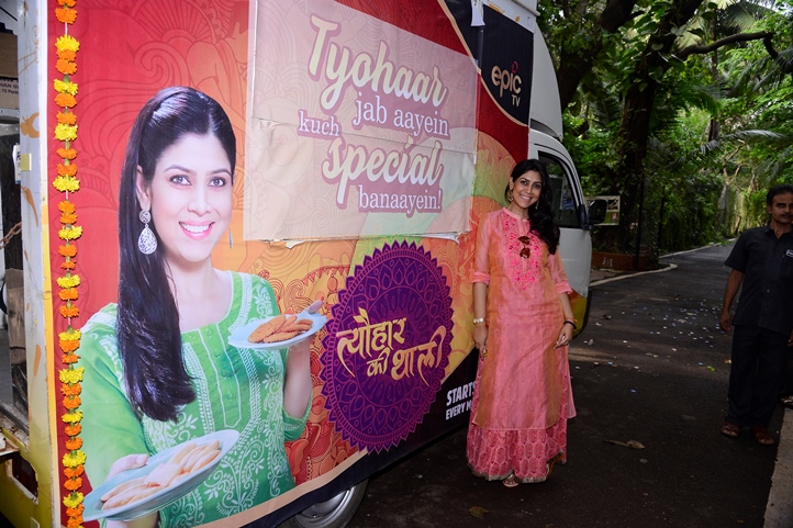 In a candid, homely setup, Sakshi, with the help of an heirloom recipe book handed down to her by her mother will take audiences through novel culinary experiences, traditions, reasons, childhood memories and anecdotes by recreating dishes and delicacies that Indians cook on their festivals / special days. Sakshi Tanwar,Tyohaar Ki Thaali,Tyohaar Ki Thaali express,EPIC Channel,TV actress Sakshi Tanwar