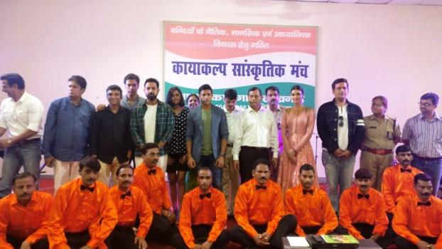 The team of 'Lucknow Central' had visited Adarsh Jail in Lucknow today. Team 'Lucknow Central' were welcomed by Adarsh jail authorities and the prisoners.