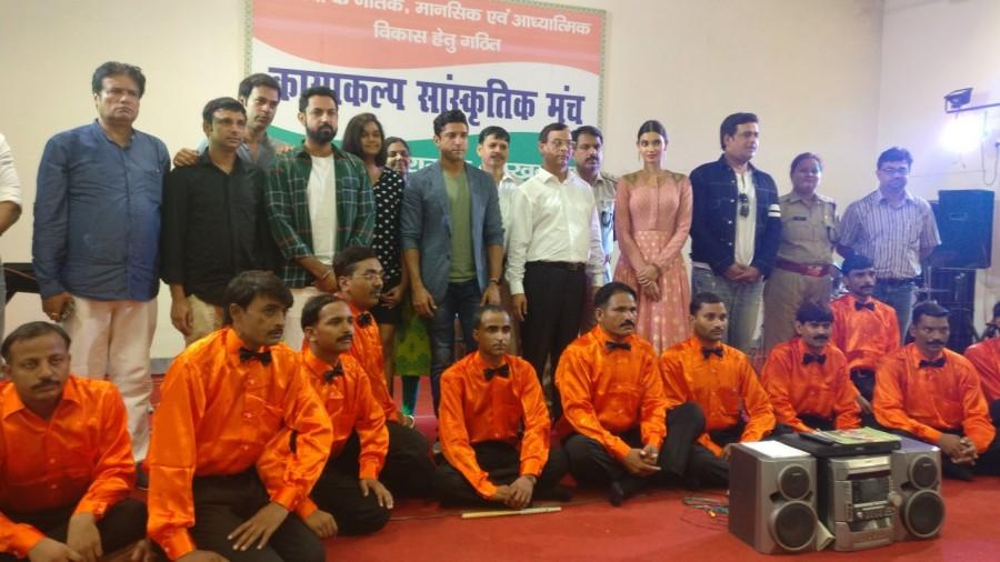 The entire cast of the film, including Farhan Akhtar, Diana Penty, Ravi Kishan, Ronit Roy, Deepak Dobriyal, Rajesh Sharma, Inaam-ul-Haq were present at the event along with director Ranjit Tiwari. Lucknow Central,Lucknow Central team,Team Lucknow Central,Farhan Akhtar,Diana Penty,Ravi Kishan,Ronit Roy,Deepak Dobriyal,Rajesh Sharma,Inaam-ul-Haq