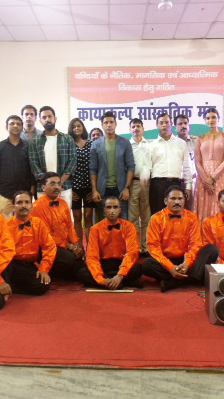 Pensioner of Adarsh jail performed on a song 'Bijuriya Bijuriya' in front of the cast of Lucknow central. The cast of Lucknow Central then went on the stage to meet the band members who were dressed in Orange costumes. Lucknow Central,Lucknow Central team,Team Lucknow Central,Farhan Akhtar,Diana Penty,Ravi Kishan,Ronit Roy,Deepak Dobriyal,Rajesh Sharma,Inaam-ul-Haq