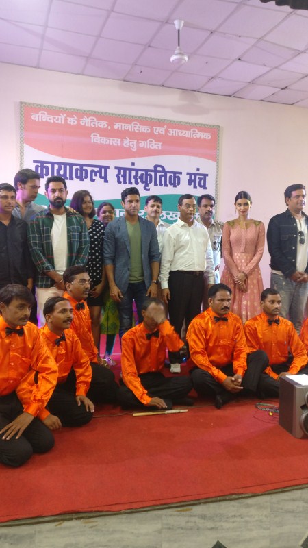 Earlier the team of Lucknow Central had celebrated Independence day by performing at Yerwada jail in Pune and now have visited Adarsh Jail to promote their film. Lucknow Central stars Farhan Akhtar playing the role of an aspiring singer Kishen Mohan Girhotra whose life turns upside down when he gets wrongly charged with a murder, and is sent to Lucknow Central jail. Lucknow Central,Lucknow Central team,Team Lucknow Central,Farhan Akhtar,Diana Penty,Ravi Kishan,Ronit Roy,Deepak Dobriyal,Rajesh Sharma,Inaam-ul-Haq