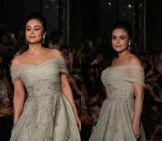 Preity Zinta,Preity Zinta dazzles at Lakme Fashion Week,Preity Zinta dazzles at Lakme Fashion Week 2017,Lakme Fashion Week 2017,Preity Zinta dazzles on the runway