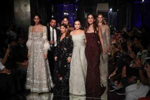 Preity Zinta,Preity Zinta dazzles at Lakme Fashion Week,Preity Zinta dazzles at Lakme Fashion Week 2017,Lakme Fashion Week 2017,Preity Zinta dazzles on the runway