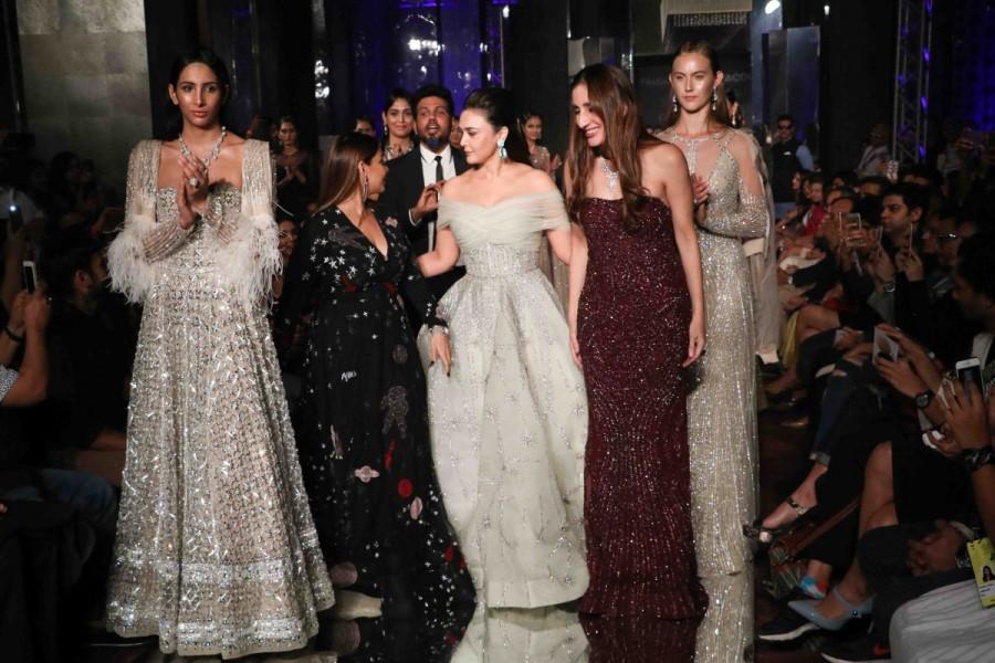 The detailing was intense and varied with a long list of embellishments. There was an assortment of singed chrome thorns, lots of Moon dust to match the exquisite jewellery by Farah Khan. Preity Zinta,Preity Zinta dazzles at Lakme Fashion Week,Preity Zinta dazzles at Lakme Fashion Week 2017,Lakme Fashion Week 2017,Preity Zinta dazzles on the runway