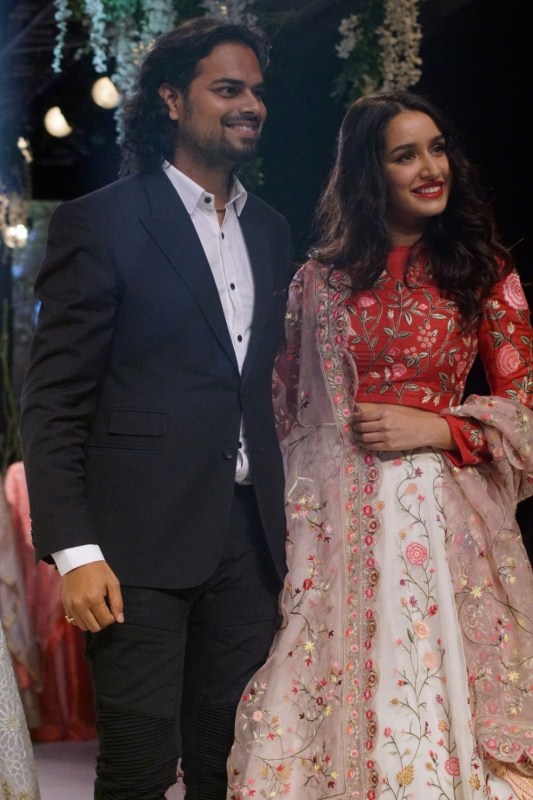 Shraddha was a picture of elegance as she glided down the ramp in a gorgeous embellished monsoon crane lehenga with hand embroidered muga silk magenta blouse and the superbly crafted chintz, scalloped, dupatta. Now that Bollywood has become the part of his show, can we see more such associations in future? Shraddha Kapoor looks sensational,Shraddha Kapoor looks sensational at Lakme Fashion Week,Shraddha Kapoor at Lakme Fashion Week,Lakme Fashion Week,Lakme Fashion Week 2017