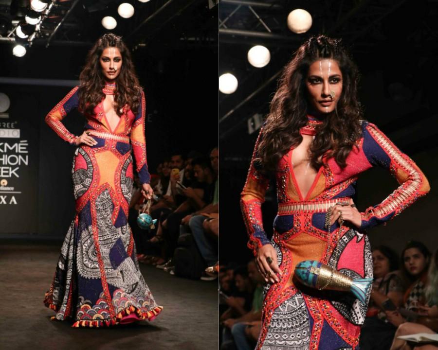 Detailing such as ribbed collars, panels, plackets and hems along with embroidered prints and knits gave the perfect combination of style, glamour and energy. Chitrangda Singh,Gorgeous Chitrangda Singh,Chitrangda Singh at Lakme Fashion Week 2017,Lakme Fashion Week 2017,Celebs at Lakme Fashion Week 2017,Neha Agarwal,Neha Agarwal at Lakme Fashion Week 2017