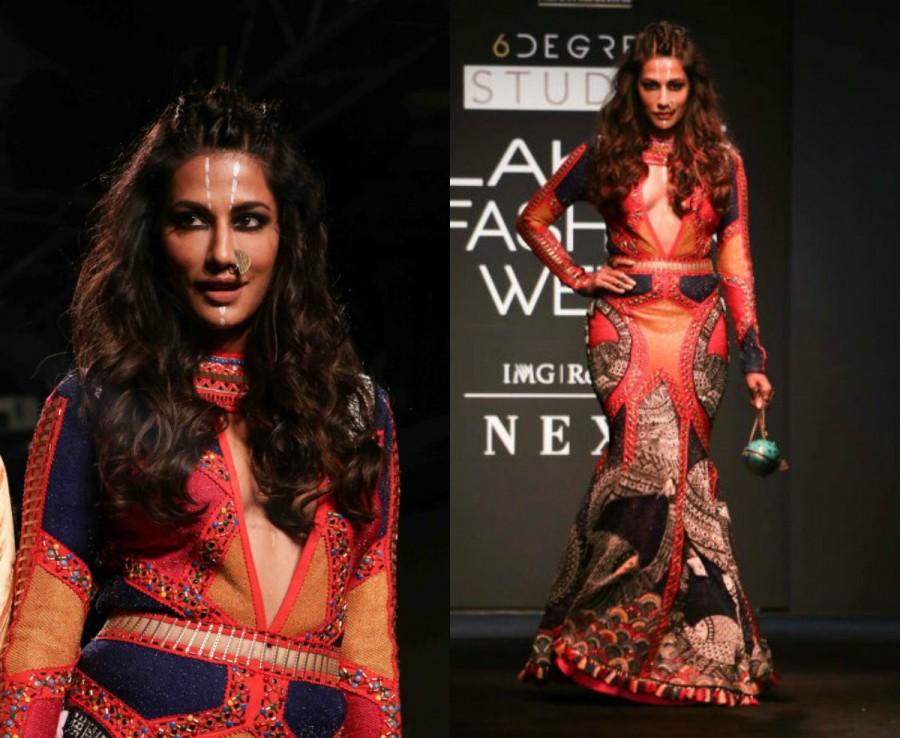 Muted earth tones like indigo, ochre, terracotta, along with warmer hues like chestnut, burgundy and vermillion served as a base for all the garments. Chitrangda Singh,Gorgeous Chitrangda Singh,Chitrangda Singh at Lakme Fashion Week 2017,Lakme Fashion Week 2017,Celebs at Lakme Fashion Week 2017,Neha Agarwal,Neha Agarwal at Lakme Fashion Week 2017