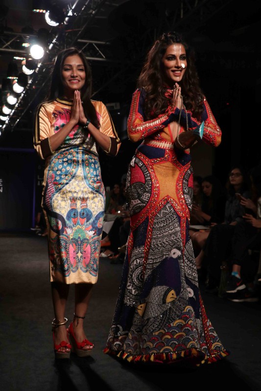 Actress Chitrangada Singh looked absolutely stunning in a printed trumpet dress that was daringly revealing yet mesmerisingly beautiful in multi-colours and striking embroidery as she closed the show. Chitrangda Singh,Gorgeous Chitrangda Singh,Chitrangda Singh at Lakme Fashion Week 2017,Lakme Fashion Week 2017,Celebs at Lakme Fashion Week 2017,Neha Agarwal,Neha Agarwal at Lakme Fashion Week 2017
