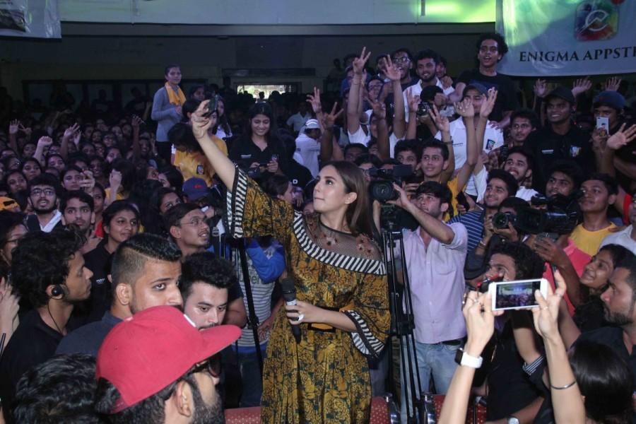 Bollywood actress Huma Qureshi spotted promoting 'Partition: 1947' at Poddar college. Huma Qureshi,Partition: 1947,Partition: 1947 promotion,Partition: 1947 movie promotion,Huma Qureshi promotes Partition: 1947,Huma Qureshi at Podar College