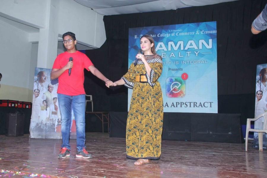 Actress Huma Qureshi promotes 'Partition: 1947' at Poddar college. Huma Qureshi,Partition: 1947,Partition: 1947 promotion,Partition: 1947 movie promotion,Huma Qureshi promotes Partition: 1947,Huma Qureshi at Podar College