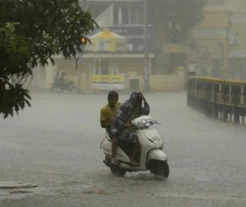 Heavy rain in the national capital on Saturday brought relief from the sweltering heat but caused water-logging leading to traffic snarls in parts of the city. The temperature here on Saturday dipped significantly to 27 degrees Celsius recorded at 11.30 a.m. from the maximum of 38 degrees Celsius, four notches above the season's average, on Friday. "The city received 23.4 mm rainfall till 8.30 a.m. today (Saturday) and 1.6 mm rainfall was recorded between 8.30 a.m. and 11.30 a.m.," an official from the India Meteorological Department (IMD) said. Heavy rain,Heavy rain in Delhi,Delhi water-logging,Delhi Heavy rain,water-logging in Delhi