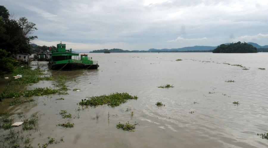 All the northeastern states have remained cut off from the other parts of India as rail connectivity snapped forcing the Railway Board to suspend train services beyond Malda and Alipurduar (West Bengal). In 2012, 793 animals died in Kaziranga due to heavy floods. Last year, a total of 503 animals were killed in the floods. Assam floods,225 animals dead in Kaziranga,Kaziranga National Park