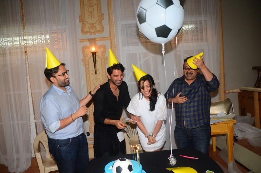 The makers of Tu hai Mera Sunday surprised Barun Sobti by visiting his television dailysoap set Iss Pyaar Ko main kya naam Doon just a day prior to his birthday. Varun Shah, Milind Dhaimade and Barun Sobti's wife were present to give Barun a surprise. Barun Sobti,barun sobti new show,Barun Sobti birthday,Iss Pyaar Ko main kya naam Doon,Tu Hai Mera Sunday,Varun Shah,Milind Dhaimade