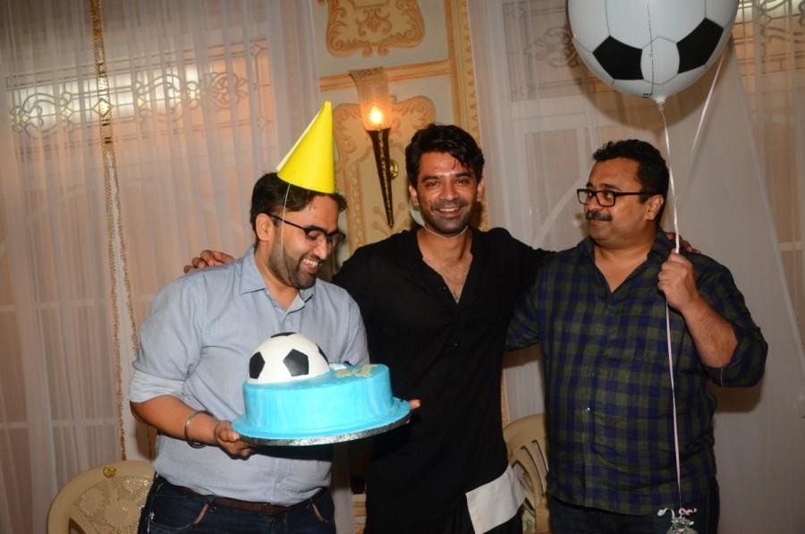 Speaking about this, Barun said, "It was a pleasant surprise to see my director Milind and producer Varun putting in so much efforts to celebrate my birthday all the way here on the sets of my show in such a heavy rain on Sunday. I never expected this could happen a day prior to my birthday. This celebration truly marks the essence of our film Tu Hai Mera Sunday." Barun Sobti,barun sobti new show,Barun Sobti birthday,Iss Pyaar Ko main kya naam Doon,Tu Hai Mera Sunday,Varun Shah,Milind Dhaimade
