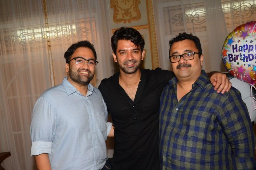 Barun Sobti celebrates birthday with makers of Tu Hai Mera Sunday. Barun Sobti,barun sobti new show,Barun Sobti birthday,Iss Pyaar Ko main kya naam Doon,Tu Hai Mera Sunday,Varun Shah,Milind Dhaimade