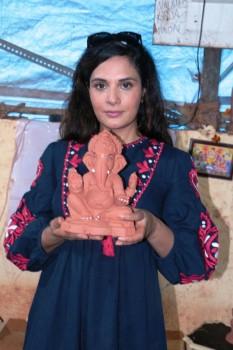 Richa Chadha who's often known for supporting various causes has now come forth with the upcoming festive spirit of Ganesh Chaturthi to support the initiative of Eco-Friendly Ganesha. Richa visited the unique centre of Tree Ganesha in Mumbai today which is an initiative by Dattadri Kothur, who started the concept of building Ganesha idols made of material which dissolves into becoming a tree one can plant at their own homes/spaces.
