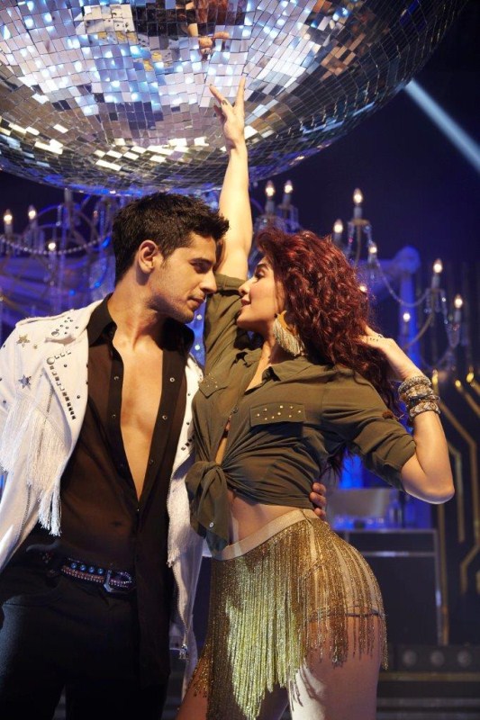 Jacqueline said the song is intense, extremely romantic and hot. "Sid and I had to be uninhibited to pull off this scene as the moment required us to give into each other. Sid made me really comfortable," she added. Sidharth Malhotra,Jacqueline Fernandez,Sidharth Malhotra and Jacqueline Fernandez,A Gentleman - Sundar,Susheel,Risky,Lagi na choote