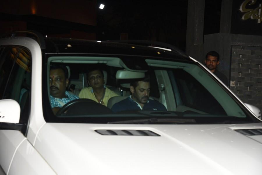 Bollywood film actor Salman Khan visit Arpita's house for Ganesh Darshan. Salman Khan,Salman Khan visit Arpita,Salman Khan Ganesh Darshan,Ganesh Darshan